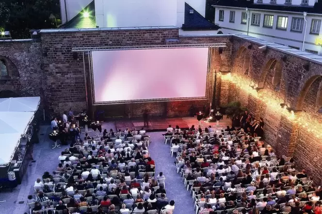 Besuchermagnet: Das Open-Air-Kino in der Erkenbertruine.