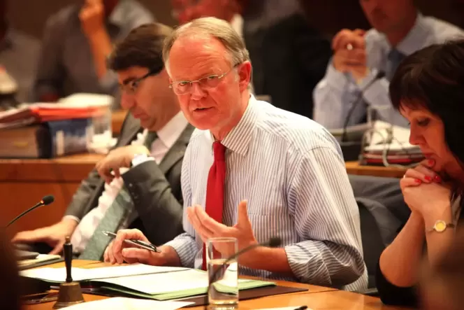 Hans-Dieter Schlimmer vor rund zehn Jahren während seiner Amtszeit als Oberbürgermeister in einer Sitzung des Stadtrats. Hans-Dieter Schlimmer vor rund zehn Jahren während seiner Amtszeit als Oberbürgermeister in einer Sitzung des Stadtrats.