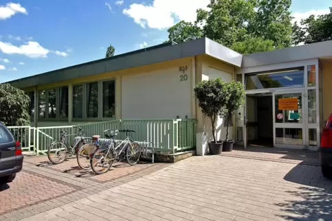 Das marode Gebäude der Tagesklinik am Metznerpark soll verkauft werden. Die Therapieangebote ziehen in den neuen Anbau der Stadt