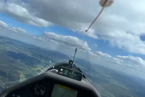 Ein Blick aus dem Cockpit: Rund um Wolken bildet sich Winde, die den Segelfliegern helfen.
