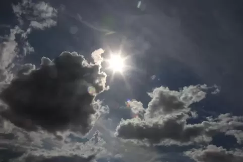 Sonne und Regen werden sich abwechseln. Mit schwülem Wetter ist zu rechnen.