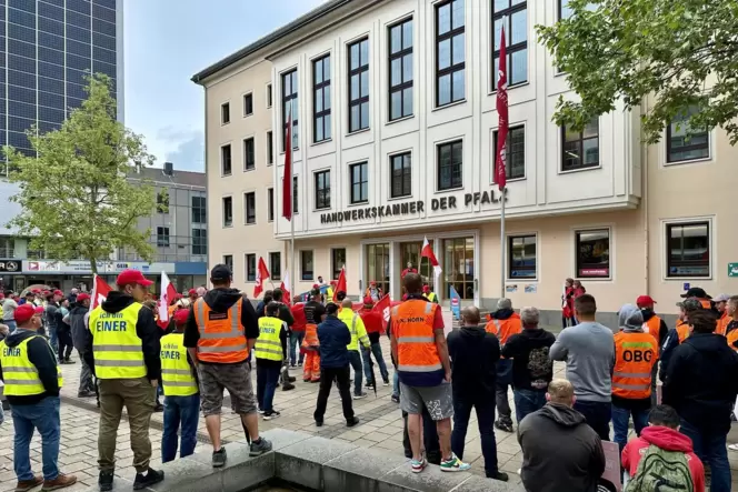 Vor der Handwerkskammer der Pfalz am Altenhof haben rund 200 Bauarbeiter für höhere Löhne demonstriert.