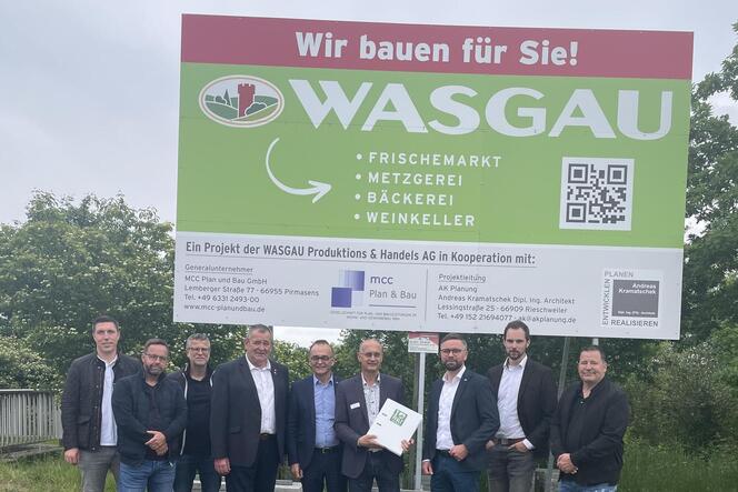 Vertreter der Wasgau-AG, des Generalunternehmens, der Planer sowie Ortsbürgermeister Bellaire, Bürgermeister Wünstel und Landrat