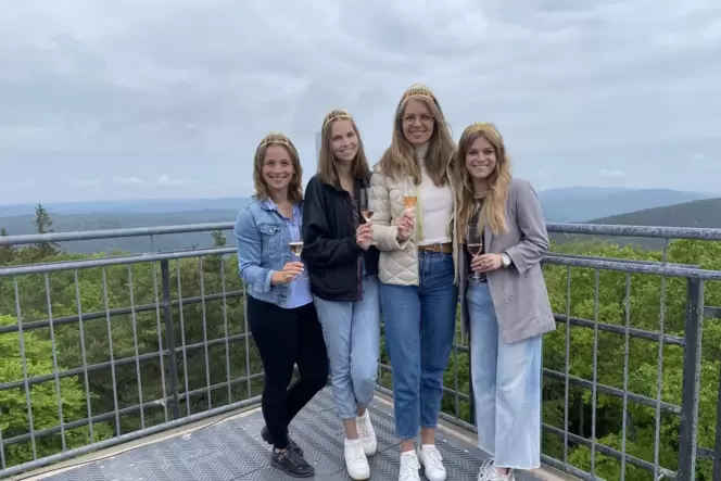 Jessica Himmelsbach, Lea Baßler, Eva Brockmann und Charlotte Weihl (v.l.n.r.) genießen ihren Sekt auf dem Kalmitgipfel.