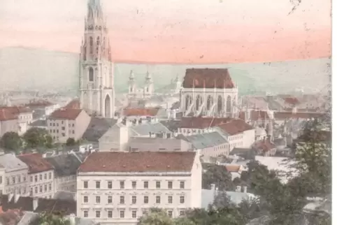 Eine alte Ansicht von Linz mit dem Neuen Dom in noch unfertigem Zustand. Im Hintergrund sind die Türme des Alten Doms zu sehen, 