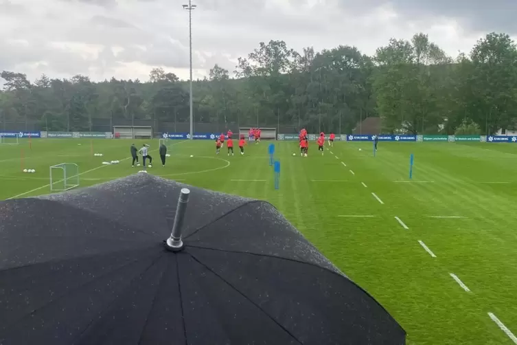 Bei Nieselregen starteten die FCK-Profis am Mittwoch in die Trainingswoche. 