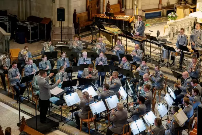 Fast 50 Musiker mit ungefähr 60 Instrumenten: das Heeresmusikkorps Koblenz bei seinem Konzert am Dienstag in der Speyerer Gedäch