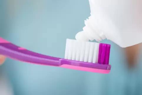 Zahncreme auf einer Zahnbürste