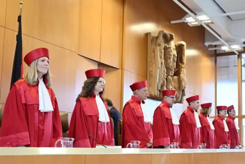 Rote Roben: Der Erste Senat des Bundesverfassungsgericht besteht aus (von links) Miriam Meßling, Ines Härtel Josef Christ, Heinr