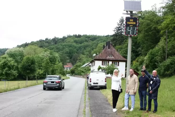 Die Ortsgemeinde Bobenthal und die Verkehrswacht stellen die neue Geschwindigkeitstafeln in Dienst.
