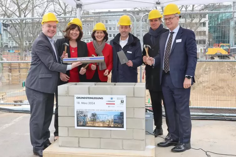 18. M&auml;rz: Grundsteinlegung f&uuml;rs neue IHK-Geb&auml;ude am Ludwigsplatz mit Oberb&uuml;rgermeisterin Jutta Steinruck (parteilos) und Landesm