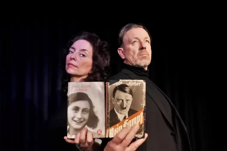 Traten gegeneinander an: Marianne Blum mit Anne Franks Tagebuch und Thomas Linke mit Hitlers „Mein Kampf“. 