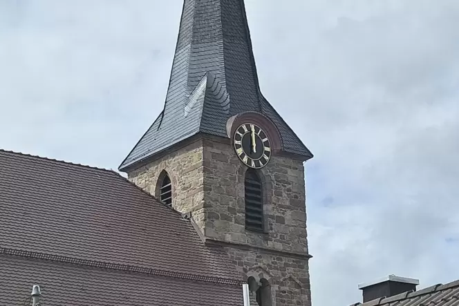 Zeigt bisher nur eine Uhrzeit an: Kirchturmuhr an der Pfarrkirche St. Remigius in Diedesfeld.