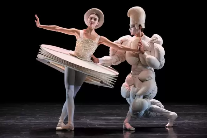 Oskar Schlemmers 1922 uraufgeführtes »Triadisches Ballett« bietet einen bis dahin nie dagewesenen Reigen plastischer, farbiger K