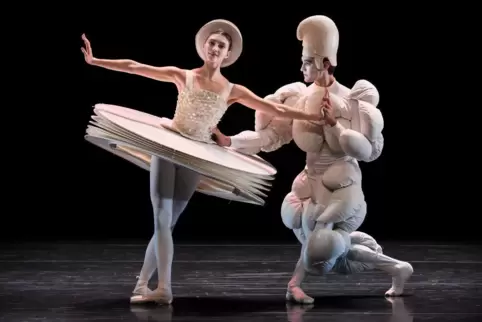 Oskar Schlemmers 1922 uraufgeführtes „Triadisches Ballett“ bietet einen bis dahin nie dagewesenen Reigen plastischer, farbiger K