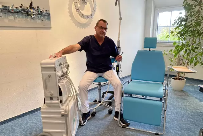 Der Edenkobener Zahnarzt Thomas Birkenmeier hat viel Geld in eine mobile Einheit zur Patientenbehandlung außerhalb der Praxis in