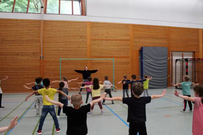 Tanztrainerin Melisa Kulin macht es vor, die 20 Grundschulkinder wiederholen ihre Schritte. Heute sollen die Kobinationen stehe