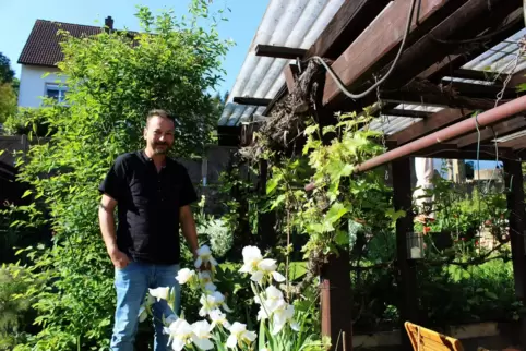 Christian Nickel verbringt gerne Zeit in seinem Garten. Dort pflanzt er nicht nur Tomaten und Chillis, sondern auch Blumen an. 
