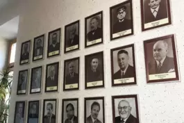 In der Ahnengalerie im Rathaus kann man die Fotos von allen Eisenberger Bürgermeister sehen. Unten: Adolf Kauth, Dietrich Holtho