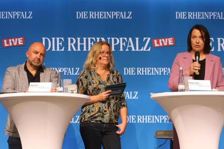 Die Moderatoren Nicole Tauer (Mitte) und Jörg Petri sowie Birgit Schwarz, stellvertretende Chefredakteurin der RHEINPFALZ. 