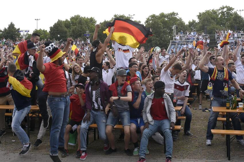 Jubel auf dem Festplatz in Frankenthal bei der WM 2014 (und dem Führungstreffer gegen Portugal). Diesmal bietet die Erkenbertrui