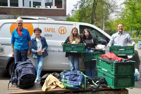 Etliche Kisten mit Fundsachen wurden in den Kleintransporter der Tafel verladen.