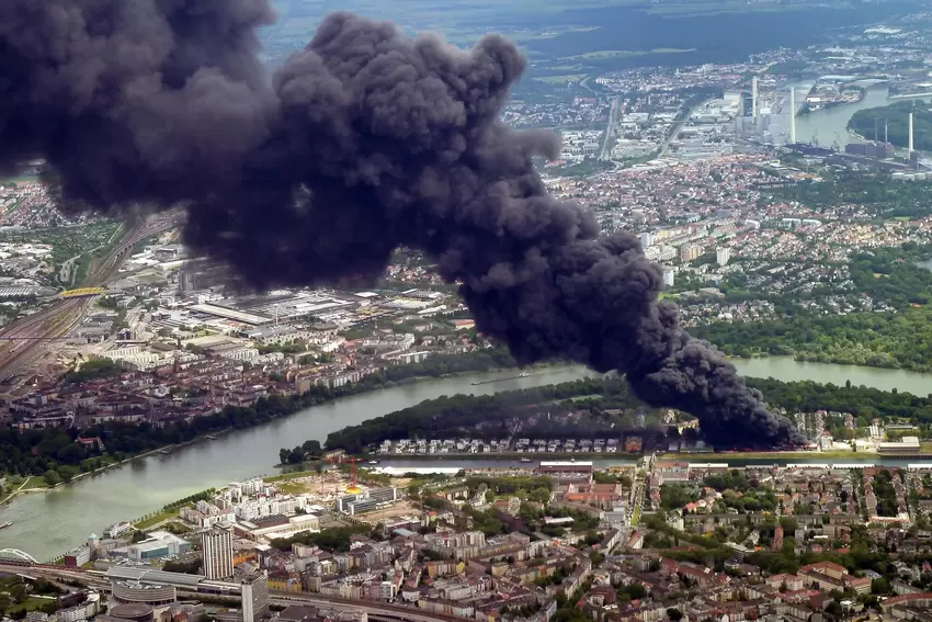 Die Rauchsäule des Großbrands war in der ganzen Region zu sehen.