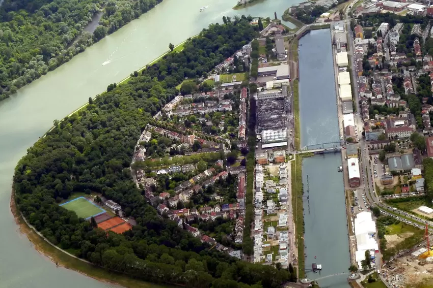 Das Brandareal schließt sich an das Neubaugebiet am Luitpoldhafen an.