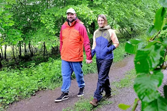 Anne und Patrick Zäuner in der Natur: Sie bieten mit ihrer Firma »Natürlich Waldbaden« etwas andere Wanderungen an.