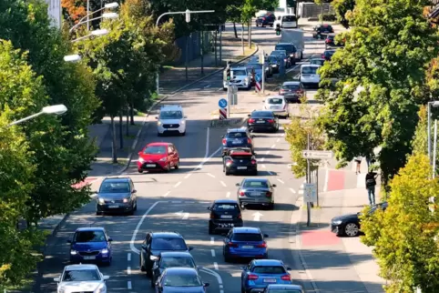 Viel Verkehr: Blick in die Dudenhofer Straße.