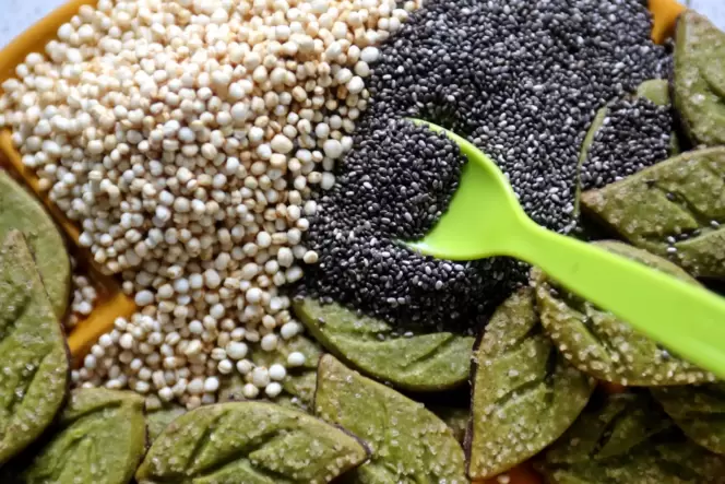 Gesund oder riskant? Sogenanntes Superfood wie etwa Chia-Samen (dunkle Farbe), Quinoa-Pops oder Plätzchen mit Matcha-Teepulver s