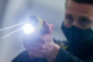 Taser-Vorführung: Elektroschocker sind laut Thomas Feltes genauso gefährlich wie Schusswaffen. Doch das verschleiere die Polizei