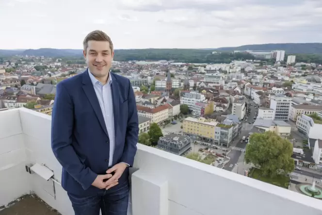 Über den Dächern von Kaiserslautern: SPD-Spitzenkandidat Patrick Schäfer. Um Fläche zu sparen, plädert er für Bauen in die Höhe