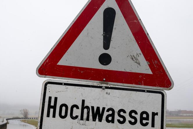 In den kommenden Tagen auch in Speyer: Hochwasser-Warnschilder.