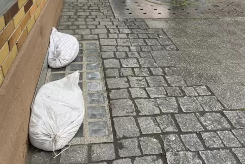 Gegen das Unwetter gewappnet: Manche Geschäfte haben in der Fußgängerzone mit Sandsäcken für den Fall der Fälle vorgesorgt. 