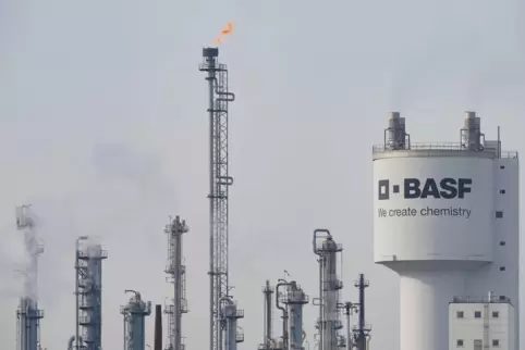 Die BASF will ihre Öl- und Gasförderbeteiligung Wintershall Dea an Harbour Energy verkaufen. Aus Berlin gibt es grünes Licht. 