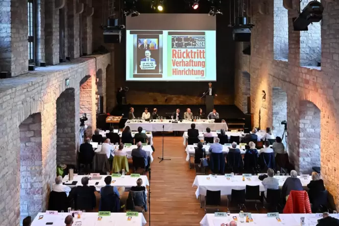 »Rücktritt, Verhaftung, Hinrichtung«: Kristian Buchna zeigte die rohe Sprache in Beiträgen, die im Umfeld von »FreiEinig« verbre »Rücktritt, Verhaftung, Hinrichtung«: Kristian Buchna zeigte die rohe Sprache in Beiträgen, die im Umfeld von »FreiEinig« verbre