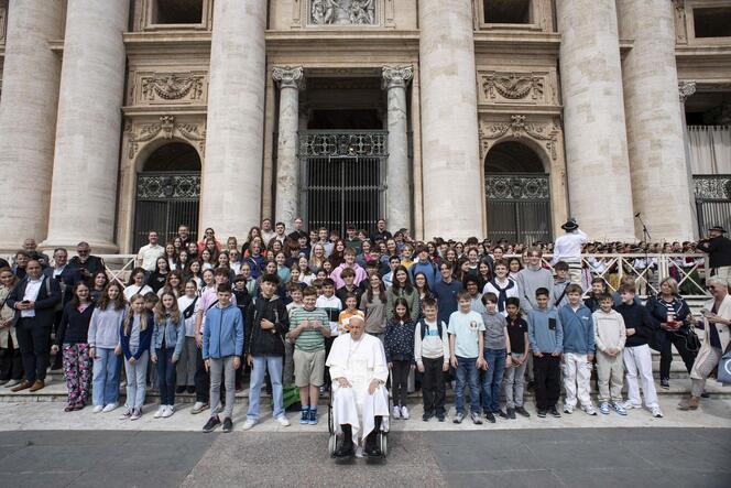 Die jungen Speyerer Sängerinnen und Sänger treffen Papst Franziskus.
