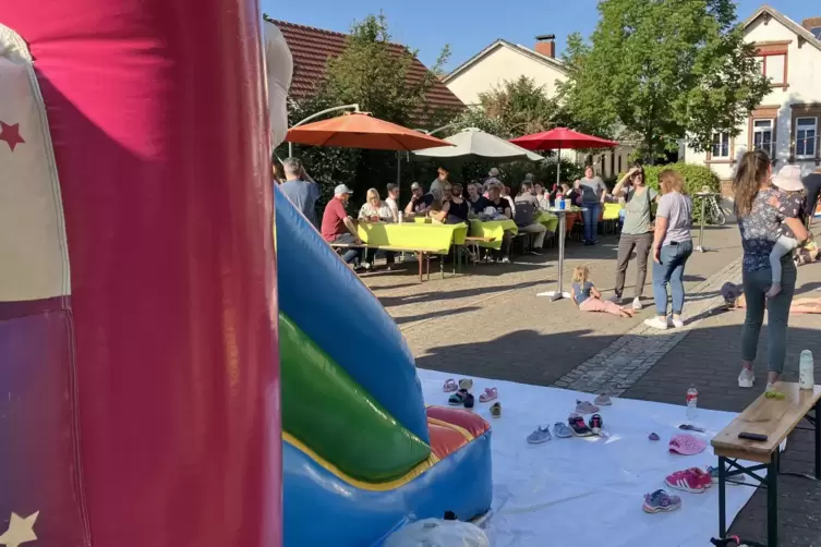 Die Kinder auf der H&uuml;pfburg, die &Auml;lteren im Plausch an den Tischen: &Uuml;ber 100 Besucher waren zum Fest der Vielfalt gekommen.