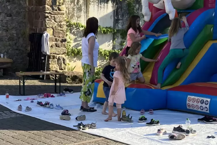 Die Anzahl der Schuhe beweist die Vielzahl der Kinder, die sich an dem Abend in Mertesheim auf der H&uuml;pfburg austobten. 