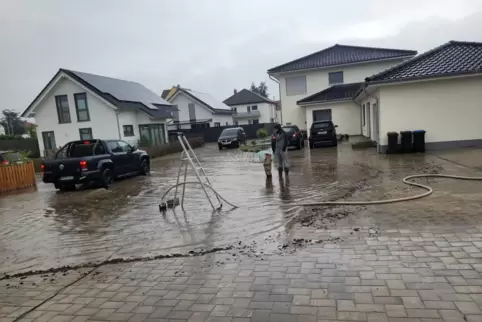 Im Lambsheimer Neubaugebiet in Höhe der Weisenheimer Straße musste eine Pumpe der Feuerwehr ausgeliehen werden, um nicht ablaufe