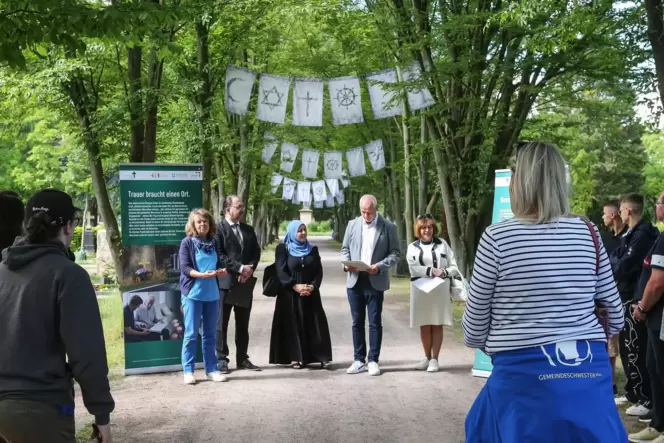 Beigeordnete Irmgard Münch-Weinmann begrüßt auf dem Speyerer Friedhof zur Eröffnung der Ausstellung "Treffpunkt Friedhof – Leben