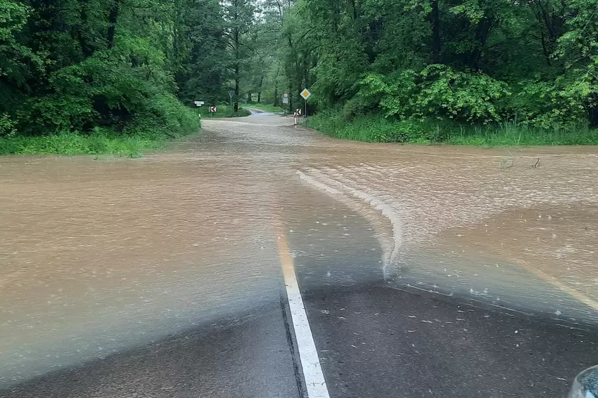 Die Straße nach Brenschelbach war überflutet.