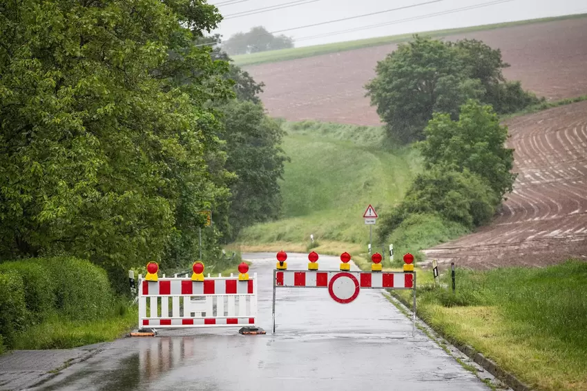 Die Straße nach Mörsbach war schon gegen Mittag wegen eines Hangrutsches gesperrt.