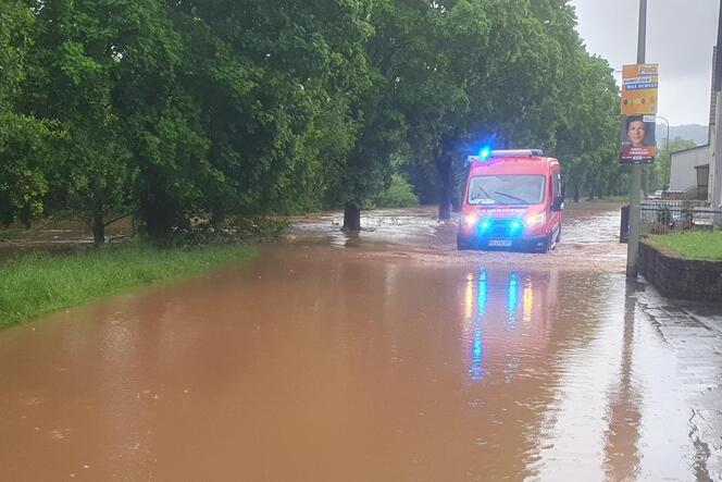 Der Schwarzbach hat in Thaleischweiler-Fröschen die Uferstraße überflutet. Die Feuerwehr rechnet mit einem Rekordpegel am Samsta