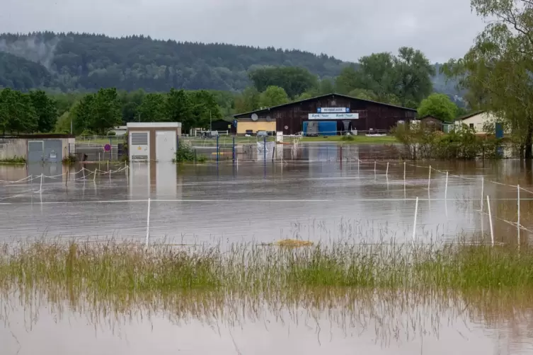 Am Samstagmittag trat die Blies &uuml;ber die Ufer und verwandelte manche Gebiete in eine Seenlandschaft. 