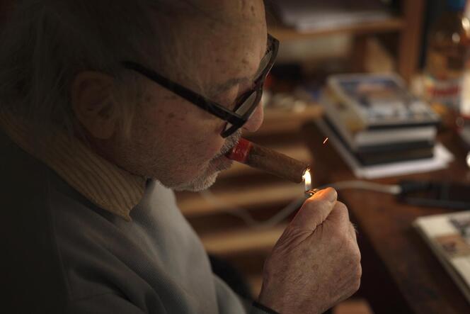 Jean-Luc Godard erklärt seinen Film, natürlich mit Zigarre und mit zitternder Stimme.