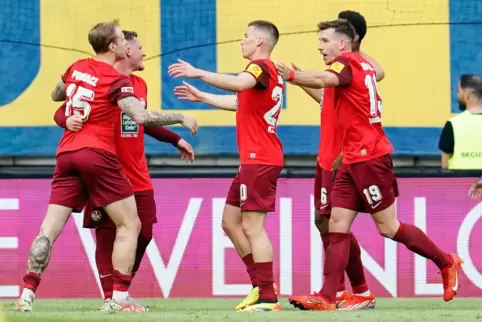 Die FCK-Profis haben Grund zur Freude. 