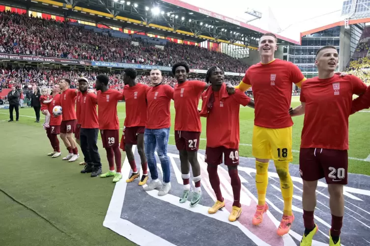 Die Mannschaft des FCK feiert den Ligaabschluss vor den Fans. 