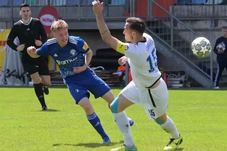 Premiere: Der junge FKP-Linksverteidiger Jonas Vogt (in Blau) schie&szlig;t hier am Karbacher Jannik Mohr vorbei das 2:0, das erste Ob